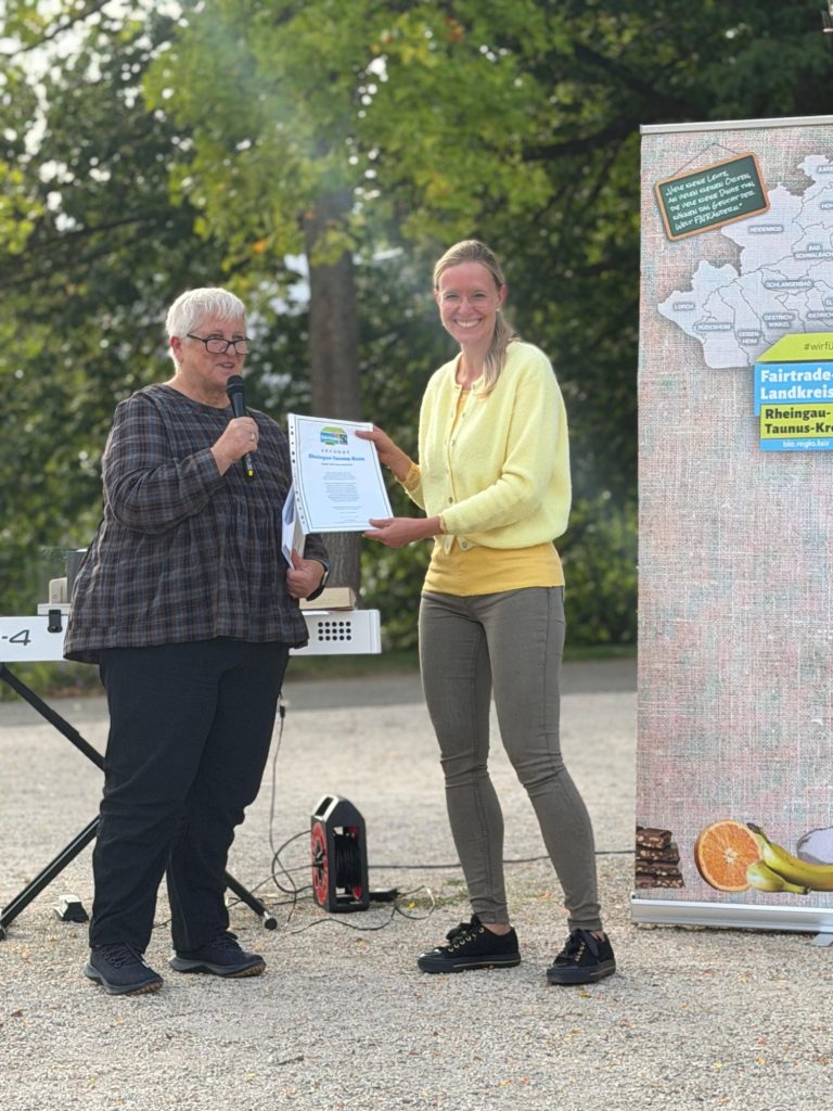 Kreisbeigeordnete Dr. Antje Kluge-Pinsker übergibt die Zertifizierungsurkunde an Eva Klos, Fairtrade-Koordinatorin des Kreises Urkundenübergabe