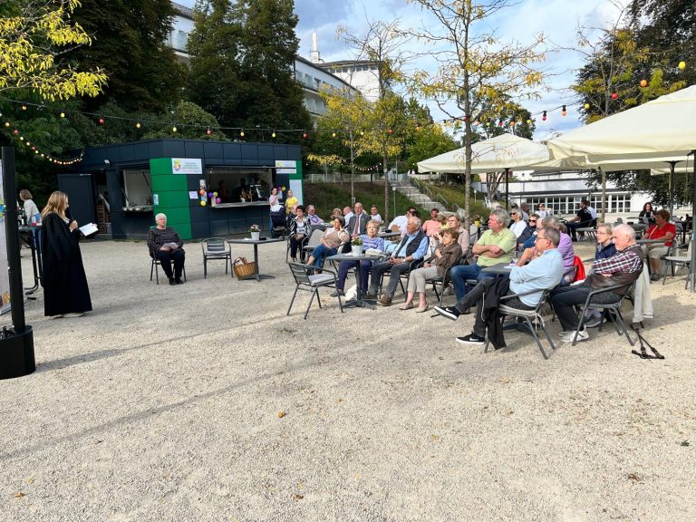 Viele Besucher vor dem Weinstand im Kurpark Bad Schwalbach Besucher vor dem Weinstand im Kurpark Bad Schwalbach