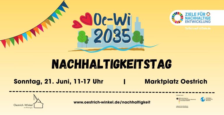 Zwei Personen stehen lächelnd nebeneinander, halten ein Zertifikat in der Hand.