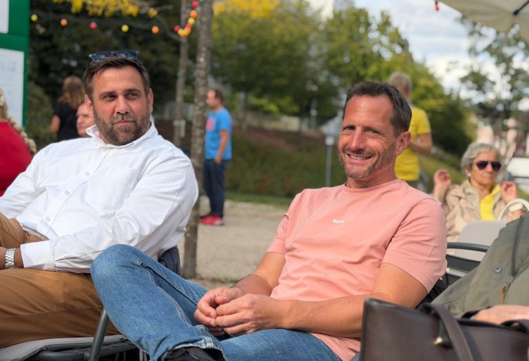 Links: Björn Sommer, Leitung Stabsstelle KR, Rheingau-Taunus-Kreis Zwei Besucher